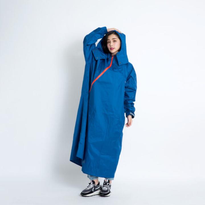 Áo đi mưa liền thân với khóa kiểu chéo được cấp bằng sáng chế