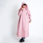 Áo đi mưa liền thân với khóa kiểu chéo được cấp bằng sáng chế
