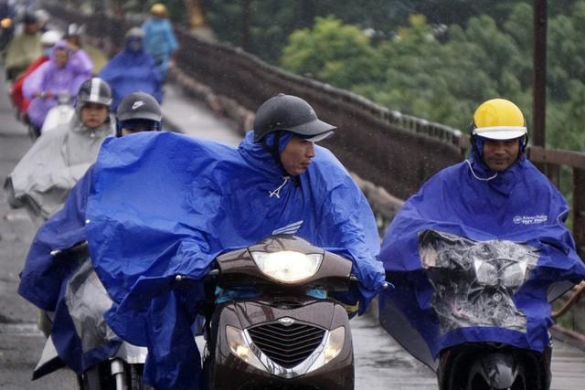 Tác Hại Của Việc Mặc Áo Mưa Bẩn