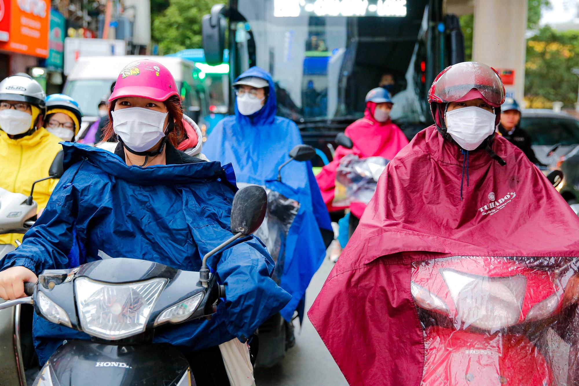 TikToker chia sẻ nỗi khổ khi mặc áo mưa cánh dơi nhận được sự đồng cảm từ dân mạng: Trong cái khó ló cái khôn!